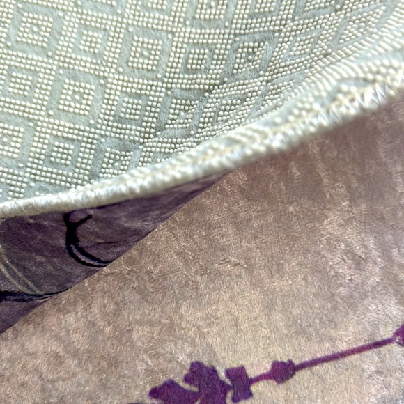 Girls prayer mats, padded and velvet texture . Anti slip bottom - Picture 3 of 3